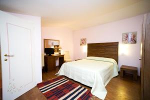 A bed or beds in a room at Il Baio Relais & Natural Spa