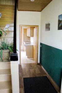 a hallway of a house with a sink and a kitchen at Ferienwohnung Kutschenmeyer in Schneverdingen