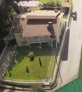 an aerial view of a large house with a yard at Casa do Cascão in Louredo