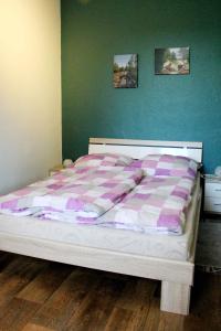 a bed with a checkered blanket on top of it at Ferienwohnung Kutschenmeyer in Schneverdingen