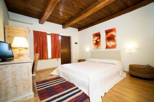 En eller flere senge i et værelse på Il Baio Relais & Natural Spa
