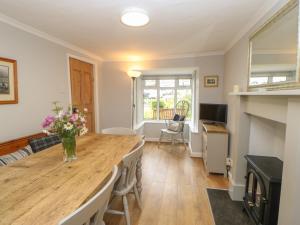 a living room with a large wooden table with flowers on it at Braeside in Richmond