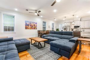 uma sala de estar com sofás azuis e uma mesa em Hosteeva Private Condo w Pool and High-end amenities Near Frnch Quarter em Nova Orleans