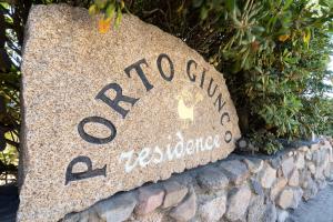 Сертификат, награда, вывеска или другой документ, выставленный в Porto Giunco Residence