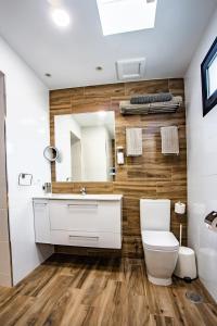 ein Badezimmer mit einem weißen WC und einem Spiegel in der Unterkunft Suite del Mar 3 Jandia in Playa Jandia