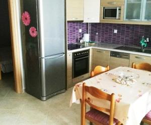 Kuchyň nebo kuchyňský kout v ubytování Emerald Apartment with Sea View