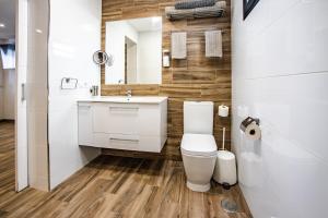 ein Badezimmer mit einem weißen WC und einem Waschbecken in der Unterkunft Suite del Mar 3 Jandia in Playa Jandia