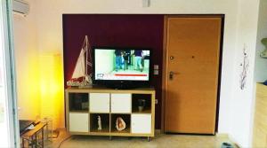 TV a/nebo společenská místnost v ubytování Emerald Apartment with Sea View