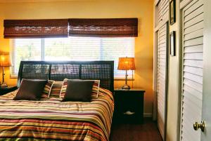 a bedroom with a bed with a window and a windowneau at Villa Venezia in Fort Lauderdale