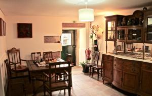 a kitchen and dining room with a table and chairs at Casa do Balcão in Alcains