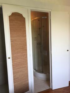 baño con ducha y puerta de cristal en Villa Gypsie, en Urrugne