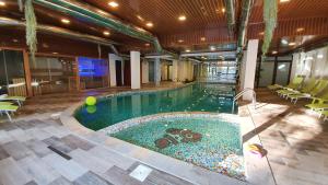 uma piscina com um ursinho de peluche no meio em Wellness Hotel Bulgaria em Bansko