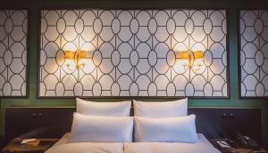 Posteľ alebo postele v izbe v ubytovaní HENRI Hotel Wien Siebterbezirk