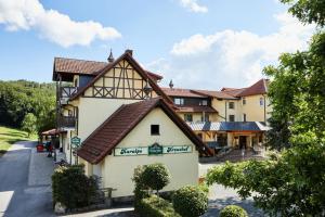 un edificio con techo al lado de una carretera en Landhotel Kuralpe Kreuzhof, en Lautertal