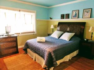 a bedroom with a bed and a window at Villa Venezia in Fort Lauderdale