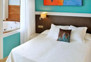 Posteľ alebo postele v izbe v ubytovaní GHT Oasis Park & Spa + 37 fotografií