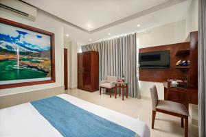 Cette chambre comprend un lit et une télévision. dans l'établissement Gio Bien 2 Hotel by THG, à Đà Nẵng