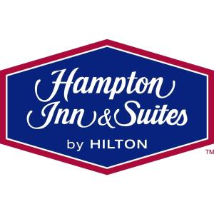 un cartel que dice Hampton inn y suites de Hilton en Hampton Inn & Suites Farmington, en Farmington