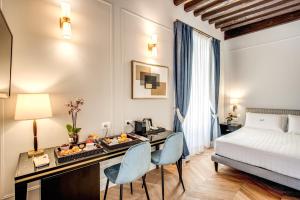 Tempat tidur dalam kamar di Babuino Palace&Suites