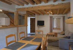 la sereine في Pech: مطبخ وغرفة معيشة مع طاولة وأريكة
