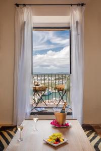 une table avec une plaque de nourriture devant une fenêtre dans l'établissement Hotel La Torre del Canonigo - Small Luxury Hotels, à Ibiza