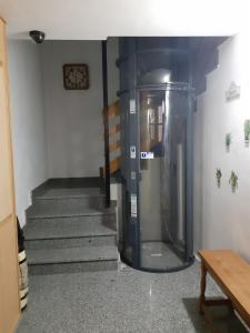 un ascensor de cristal en un edificio con escaleras en Hostal la Catedral en Santo Domingo de la Calzada