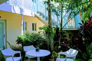 a white table and chairs in a garden at Villa Venezia in Fort Lauderdale