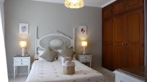 En eller flere senge i et værelse på Altura Beach Townhouse