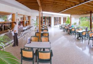 Reštaurácia alebo iné gastronomické zariadenie v ubytovaní GHT Oasis Park & Spa