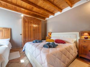 una camera da letto con un grande letto bianco con cuscini sopra di La Torretta Domus a Quartu SantʼElena