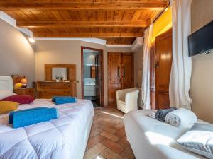 1 Schlafzimmer mit 3 Betten und einem TV in einem Zimmer in der Unterkunft La Torretta Domus in Quartu SantʼElena