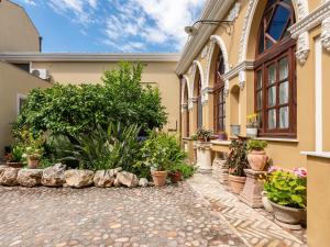 Un patio con plantas en macetas frente a un edificio. en La Torretta Domus, en Quartu SantʼElena 57 fotos más