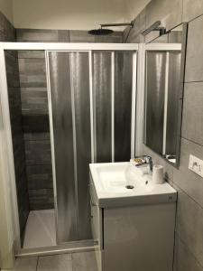 y baño con ducha y lavamanos. en Appartamenti Scrovegni en Padova