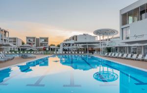 una imagen de una piscina en un edificio en Hapimag Apartments Cavallino en Cavallino-Treporti