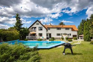 ein Haus mit Pool im Hof in der Unterkunft Kargulena in Sztutowo