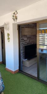 TV a/nebo společenská místnost v ubytování Super Apartamento en playa de la Pineda