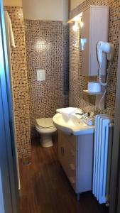 een badkamer met een wastafel en een toilet bij B&b Al Porto Novo in Bisceglie