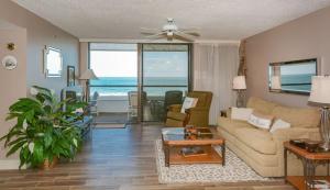 Χώρος καθιστικού στο Tradewinds 706 by Ocean Properties