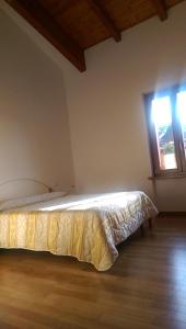 a bedroom with a bed in a room with a window at Appartamento Perito in Perito