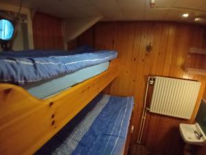 سرير بطابقين أو أسرّة بطابقين في غرفة في Segelfartyget Libelle