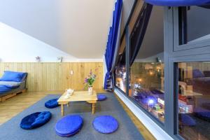 Minh Uyen Homestay في دالات: غرفة معيشة مع طاولة ووسائد زرقاء