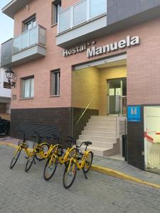 um grupo de bicicletas estacionadas em frente a um edifício em Hostal Manuela em Punta Umbría