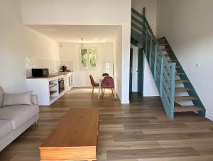 sala de estar con sofá y mesa en Propriété Malva appartement agava, en Alata