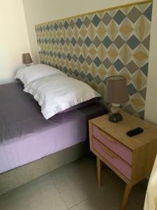 - une chambre avec un lit et une table avec une lampe dans l'établissement Casa Mia, à Néfiach
