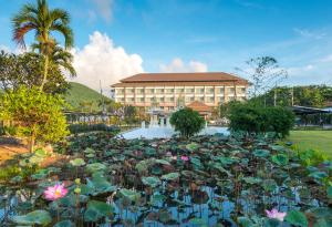 サッタヒープにあるSwan Lake Hotel Sattahipの蓮池を前に建つ建物