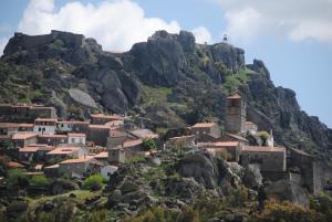 un petit village sur une montagne avec des rochers dans l'établissement Moradia Familia Escoto, à Monsanto