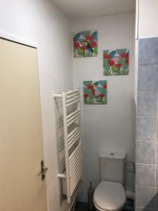 un bagno con un water e tre quadri sul muro di L'ECRIN - Proche de RENNES - Lumineux - Au Calme a Liffré Altre 26 foto