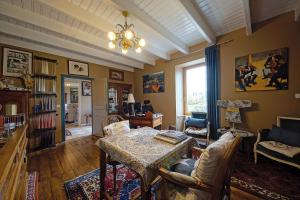 uma sala de estar com uma mesa e uma sala de jantar em Maison de Kersalomon em Concarneau