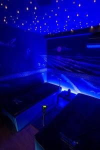 a room with a blue ceiling with stars on it at M&V Resort Camping in Langrune-sur-Mer