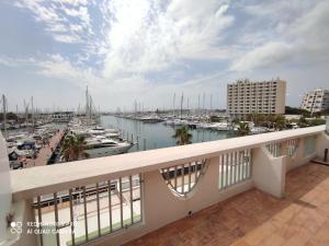balcón con vistas al puerto deportivo en Classé 3 étoiles - Magnifique vue sur le port - Wifi et Clim, en La Grande-Motte